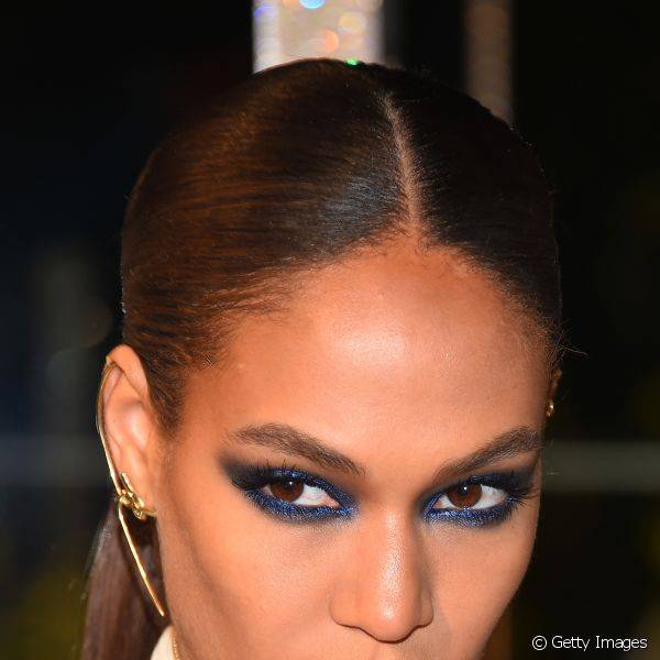 A top Joan Smalls causou sensação no CFDA Fashion Awards com este ousado smokey eye azul elétrico cheio de brilho